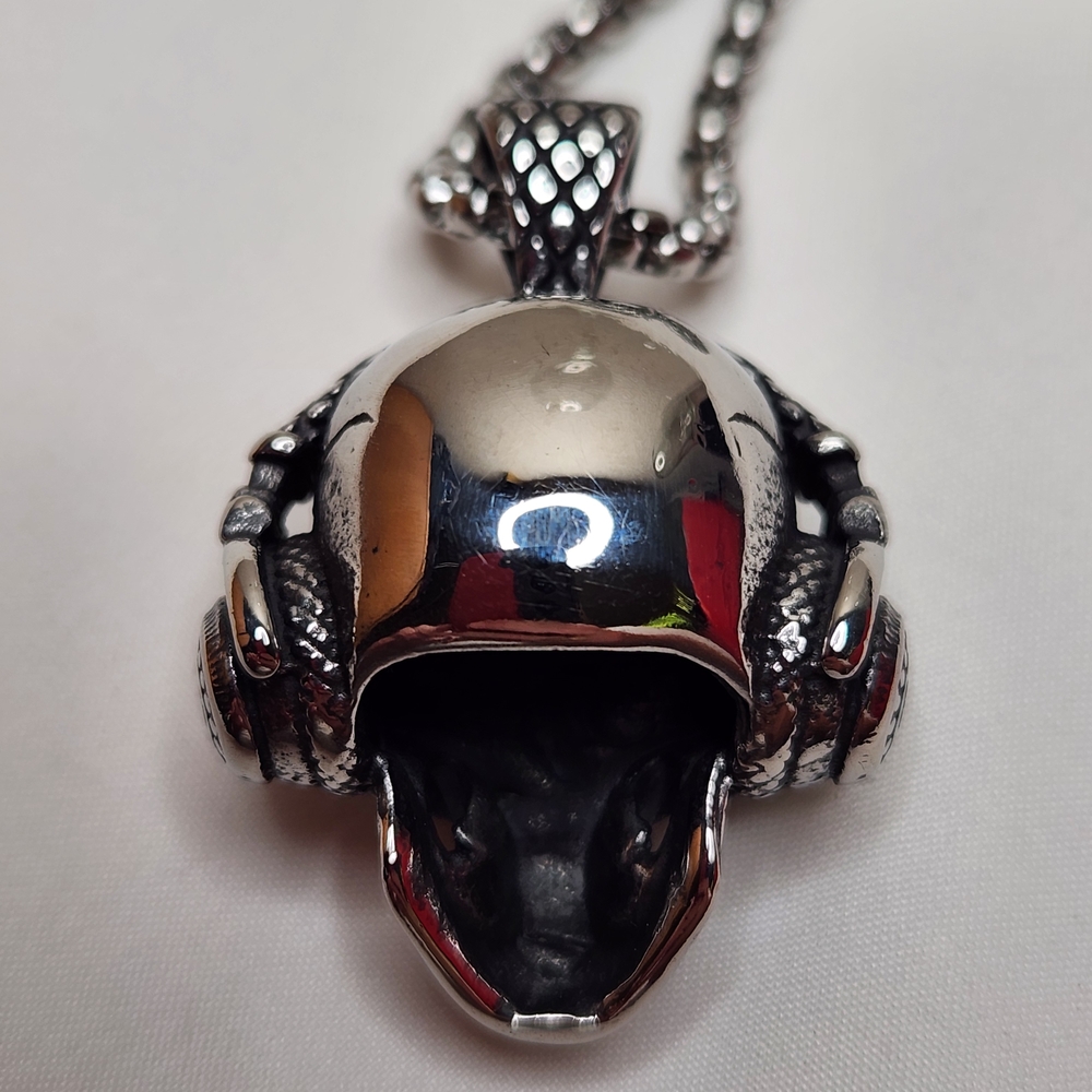 Stainless Steel Skull Necklace w/ Headphones and Sun Detail Chain Incl NWOT - Picture 5 of 9